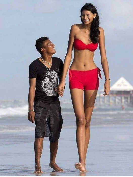 Самая высокая в мире девушка и ее муж.