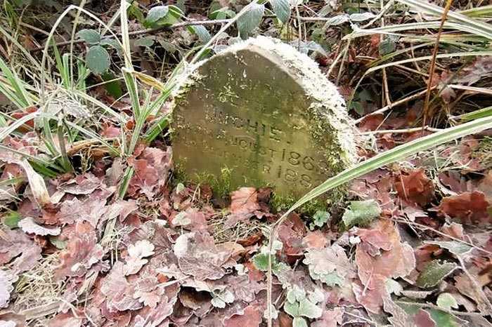 Мужчина нашёл маленькое 130-летнее надгробие, Мужчина нашёл надгробие в парке,  Сид Сондерс,